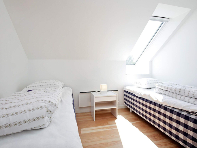 Room 2, 6 Person Holiday Home on a Holiday Park, Næstved