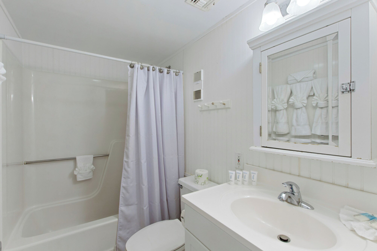 Bathroom, Plantation West 1367, Baldwin