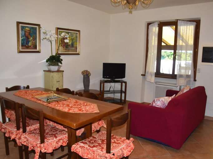 Dining 5, Pretty Holiday Home Casa Luca With Above-ground Pool in Capezzano Pianore, Lucca
