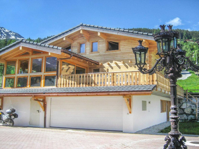 Exterior & Views