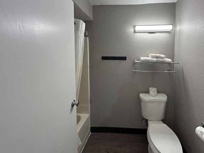 Bathroom 4, Studio 6 San Diego, Ca – Hotel Circle – Mission Valley, San Diego