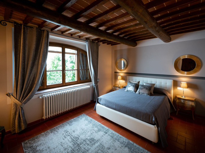 Room 2, Villa in Tuscany With Pool & Panoramic Views, Arezzo