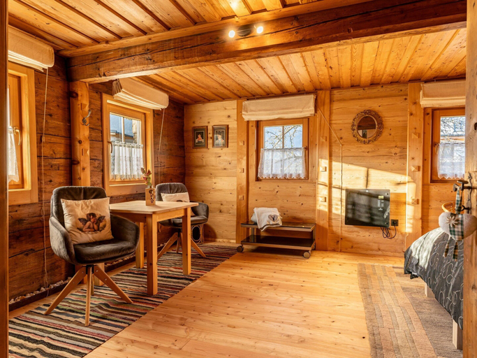 Room 2, Historic Farmhouse: 200 Years old Meets new, Kufstein