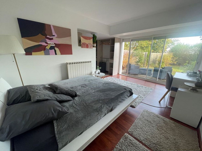 Room 2, Holiday Home With Indoor Pool, Le Porge, Gironde