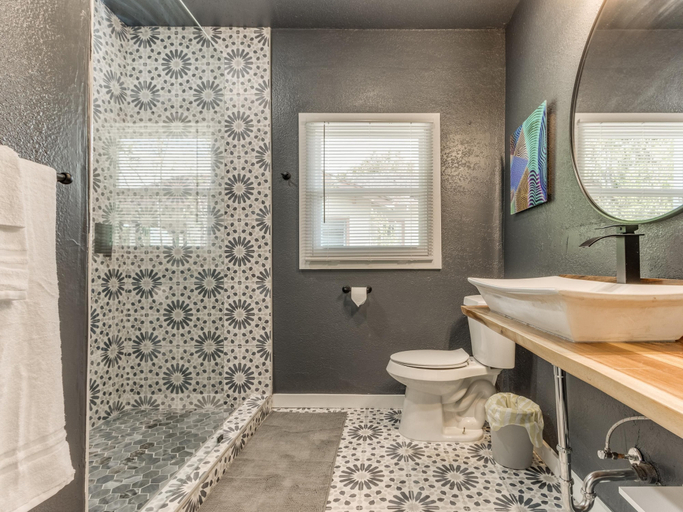 Room 4, 2BR Stylish Retreat in Midtown, Oklahoma