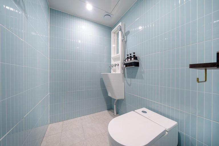 Bathroom 3, Mutal Stay, Guro