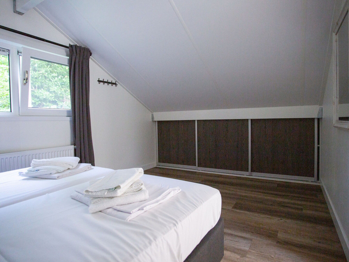 Room 2, Beautiful House With Covered Terrace, Located in a Holiday Park in Rhenen, Rhenen