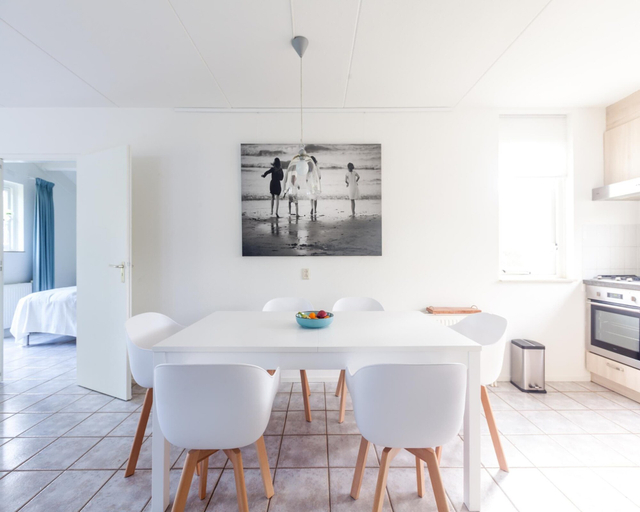 Dining 5, Spacious Holiday Home With Sauna Near Beach, Kapelle