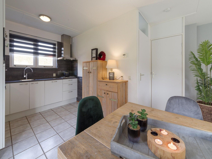 Private kitchen 4, Spacious Holiday Home With Garden, Kapelle
