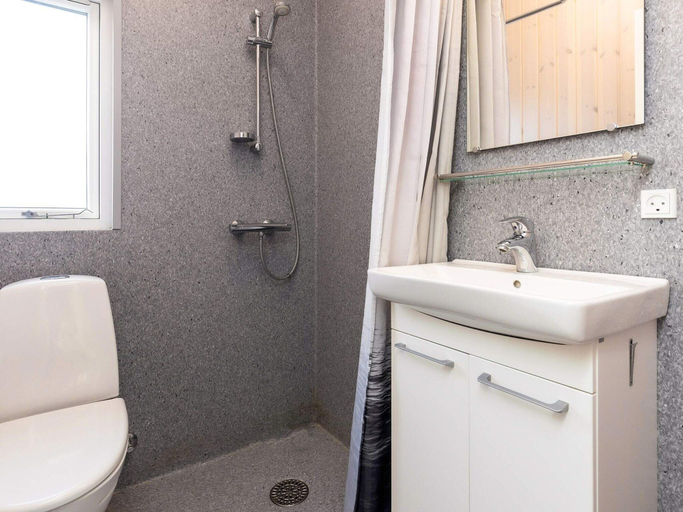 Bathroom, Peaceful Cabin in Camping Resort, Hjørring