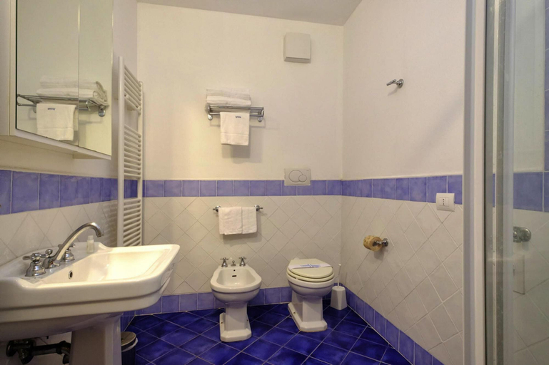Bathroom 3, Apartment With Balcony in Poggio All'agnello, Livorno