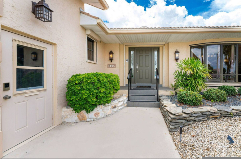 Room 3, Villa Tropical Waterfront Luxury Retreat Panoramic Water Views Pool Spa, Charlotte