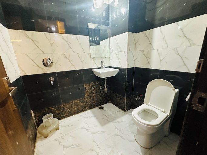 Bathroom 2, Hotel S R Palace Unit BY Urban Luxury, Delhi