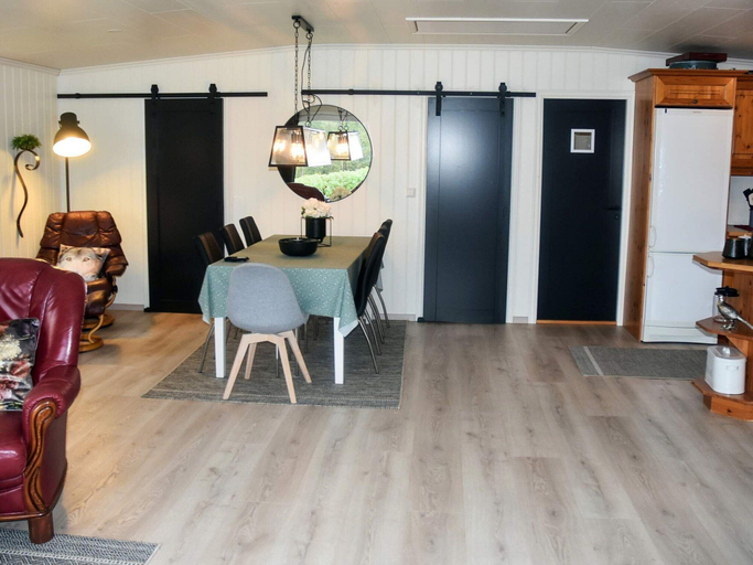 Dining 4, 4 Star Holiday Home in Aram, Sande
