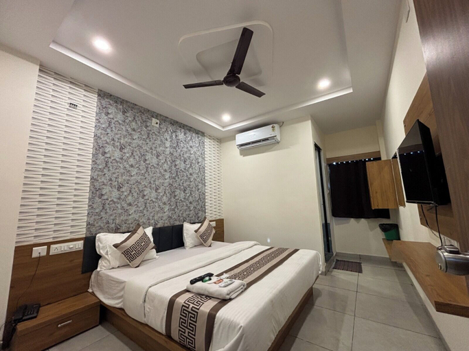Bedroom 2, Hotel Mahnsh Palace, Anand