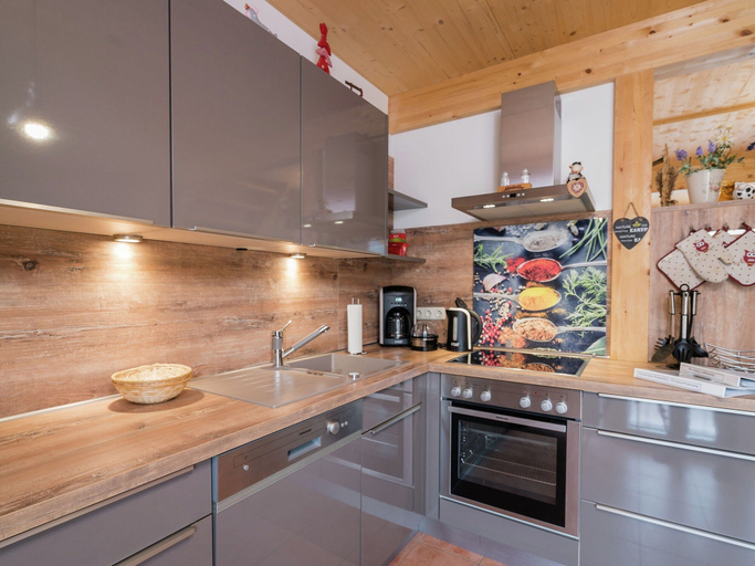 Others 4, Appealing Chalet With hot tub, Murau