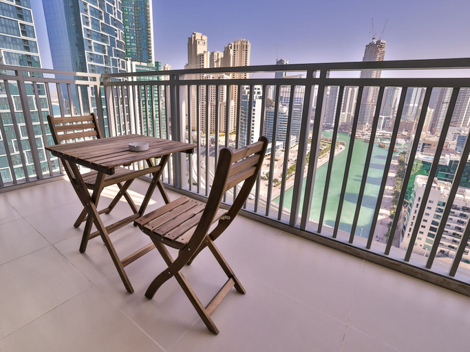 Balcony 5, Luxurious Apartments Dubai Marina Views - Pool & Gym by Sojo Stay, Dubai
