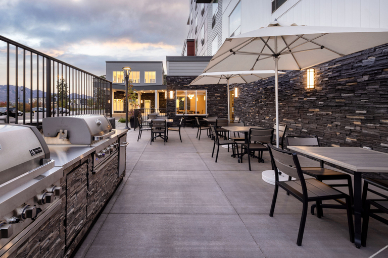 Food & Drinks, TownePlace Suites by Marriott West Kelowna, Central Okanagan