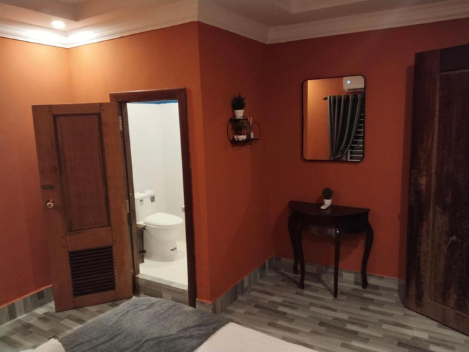 Bathroom, TeeJays Bed and Breakfast, Kampot