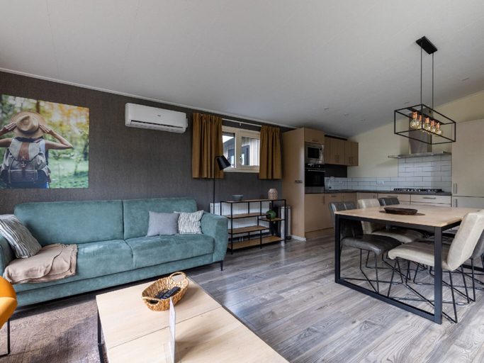Private kitchen 3, Beautiful Chalet With a Fireplace in a Wooded Area, Apeldoorn