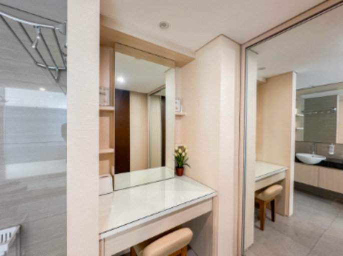 Bathroom 2, Comfortable and Elegant 2BR at Linden Apartment By Travelio, Surabaya