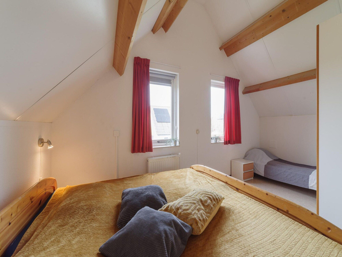 Room 5, Holiday Home in Zeeland With Garden, Kapelle