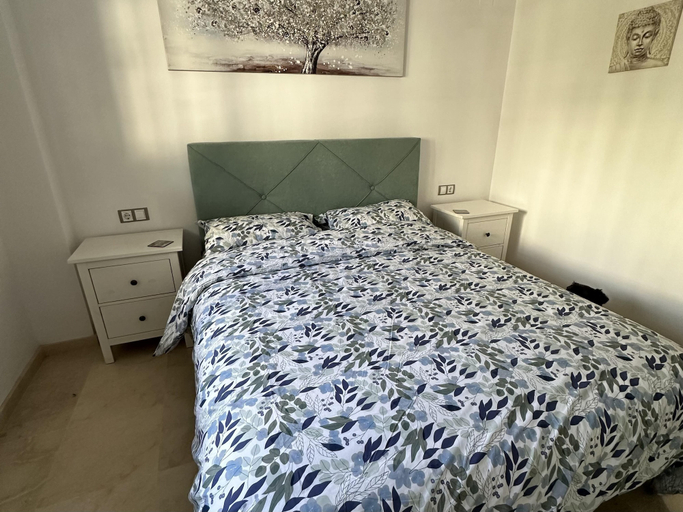 Room 3, 2 Bed-sleeps 4-private Patio-pool-aircon, Málaga