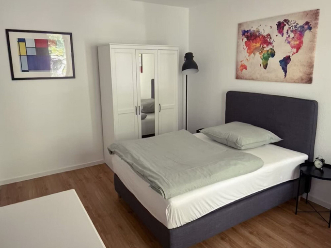 Room 3, Amazing Holiday Home With Balcony, Mainz