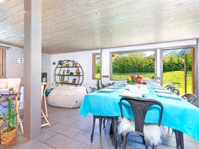 Dining 4, Chalet in Moulin With Sauna & Stunning Views, Savoie