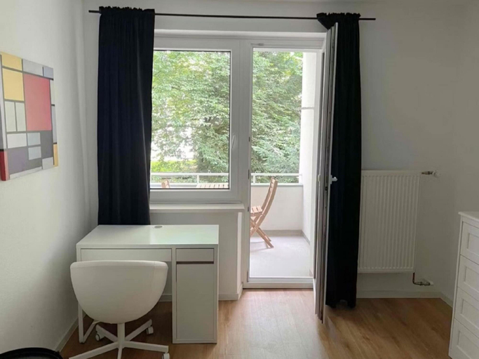 Room 2, Amazing Holiday Home With Balcony, Mainz