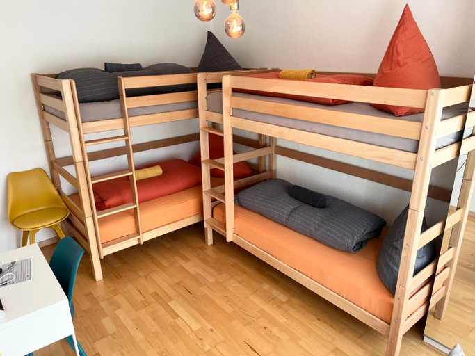Bedroom 2, Gemutliche Privatzimmer mit geteiltem Bad, Kuche und Garten, München
