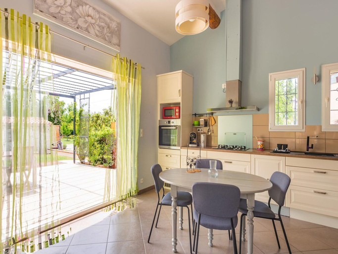 Dining 4, Holiday Home in Vaucluse Near Mont Ventoux, Vaucluse