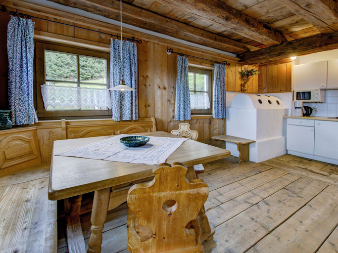 Dining 5, Chalet on Zettersfeld With Dolomite Views, Lienz