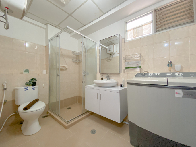 Bathroom 5, Comfy and Elegant 2BR The Wave Kuningan Apartment By Travelio, Jakarta Selatan