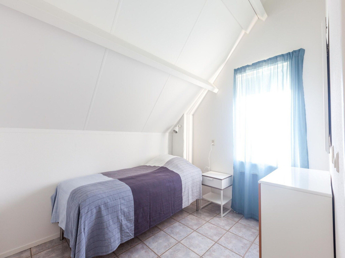 Room 4, Spacious Holiday Home With Sauna Near Beach, Kapelle