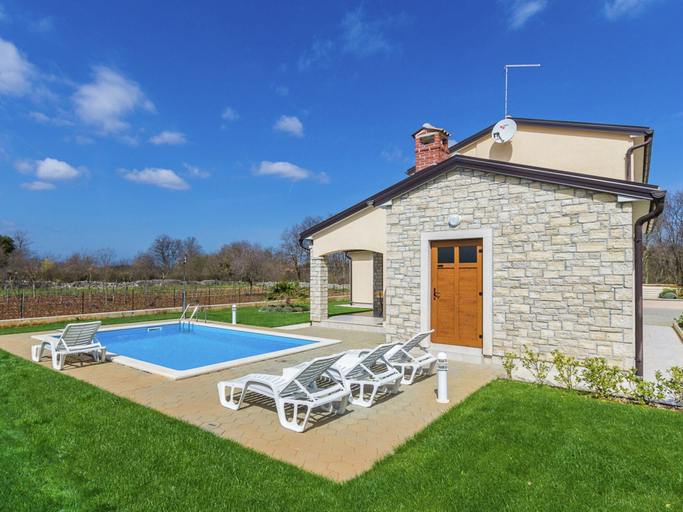 Others 2, Villa in Kma?i?i With Private Pool, Tinjan