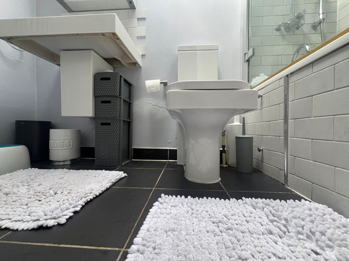 Bathroom 2, House - Sleeps 4 - Garden - Pets Ok - Parking, London