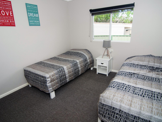 Bedroom, Laguna Lodge waterfront accommodation Sussex Inlet, Shoalhaven - Pt B