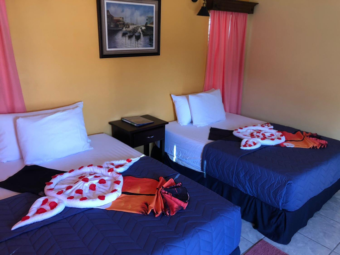 Bedroom 2, Daphne's Lagoon Lodge