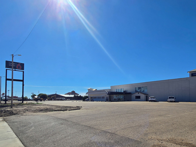 Exterior & Views 2, Motel 6 Dumas, TX, Moore
