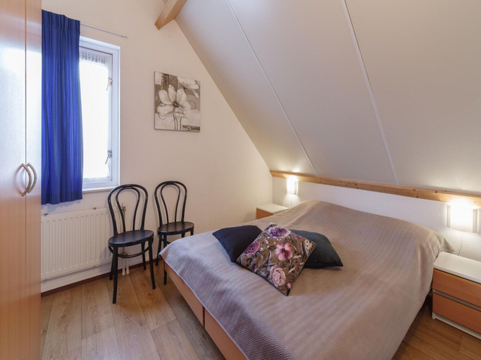 Room 2, Spacious Holiday Home With Garden, Kapelle