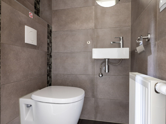 Bathroom 2, Beautiful Chalet With a Fireplace in a Wooded Area, Apeldoorn