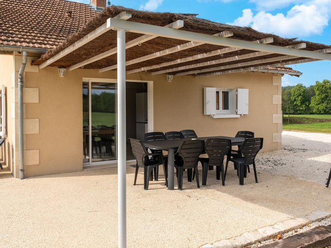 Dining 2, Charming House in Hautefort With Pool & Nature, Dordogne
