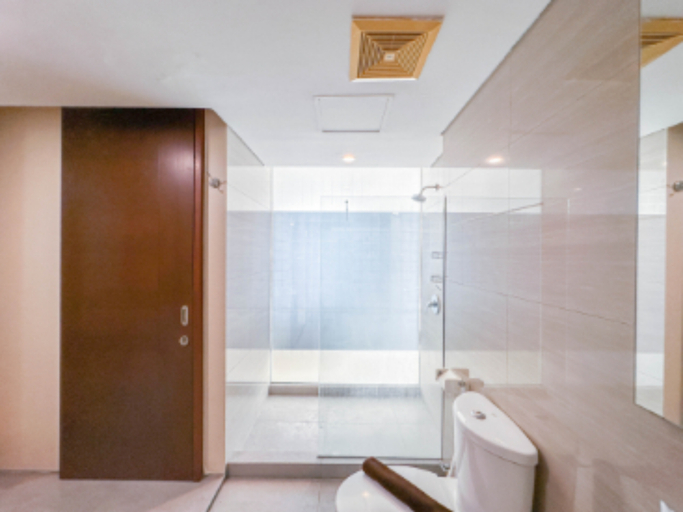 Bathroom 5, Comfortable and Elegant 2BR at Linden Apartment By Travelio, Surabaya