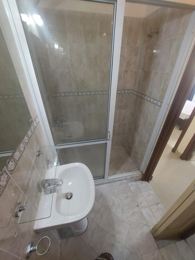 Bathroom 3, Capital Park by CMB Apartments, Thimbirigasyaya
