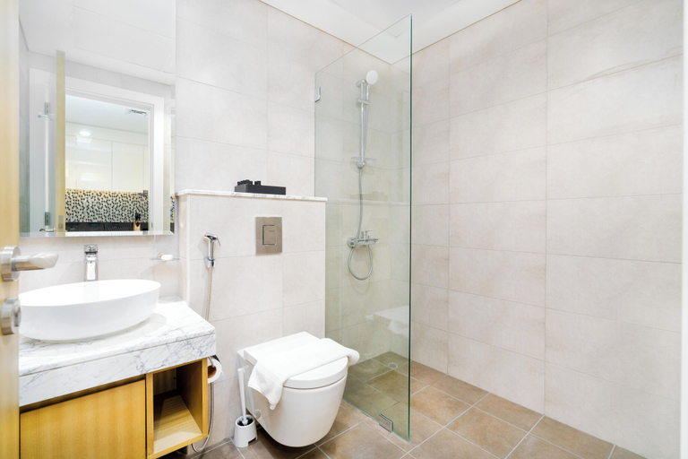 Bathroom, Lux BnB Aykon City I Skyline Canal Views, Dubai