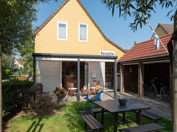 Dining 3, Holiday Home in Zeeland With Garden Terrace, Kapelle