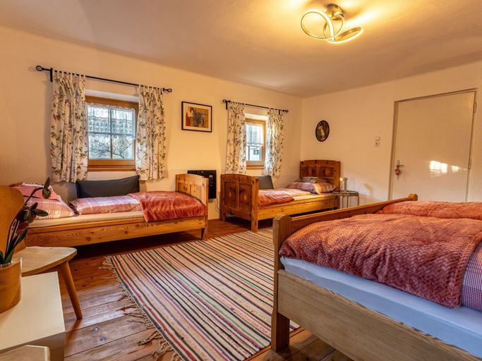 Room 3, Historic Farmhouse: 200 Years old Meets new, Kufstein