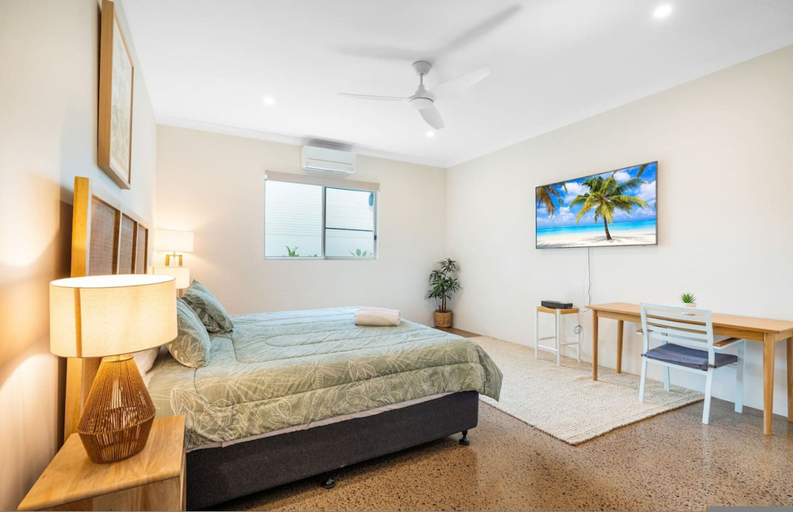 Room 5, Majestic Manor Stylish Super Home Pool BBQ, Wanguri