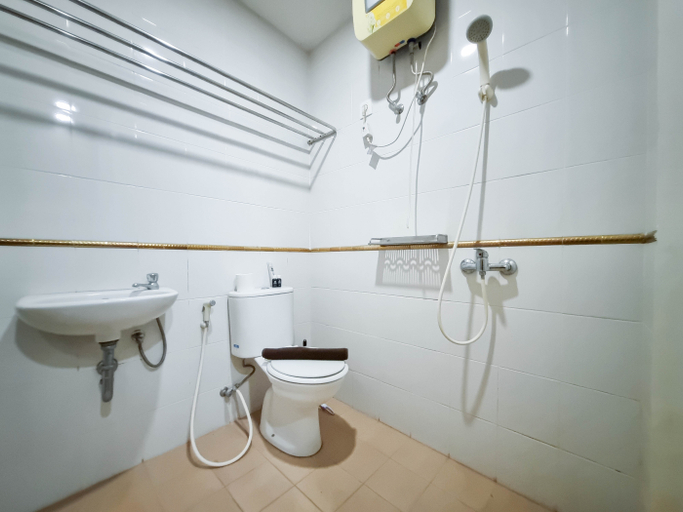 Bathroom 5, Warm and Cozy Studio at Vivo Apartment By Travelio, Sleman